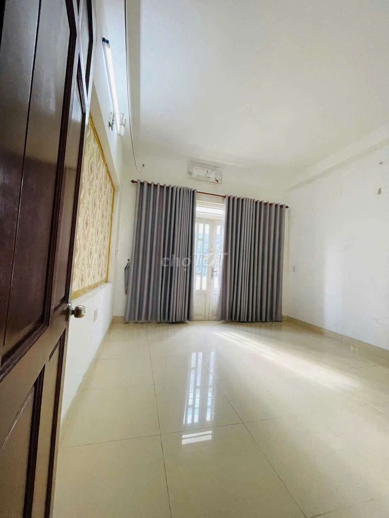 6 meters.5 bedroom 3 toilets. One-on-one.