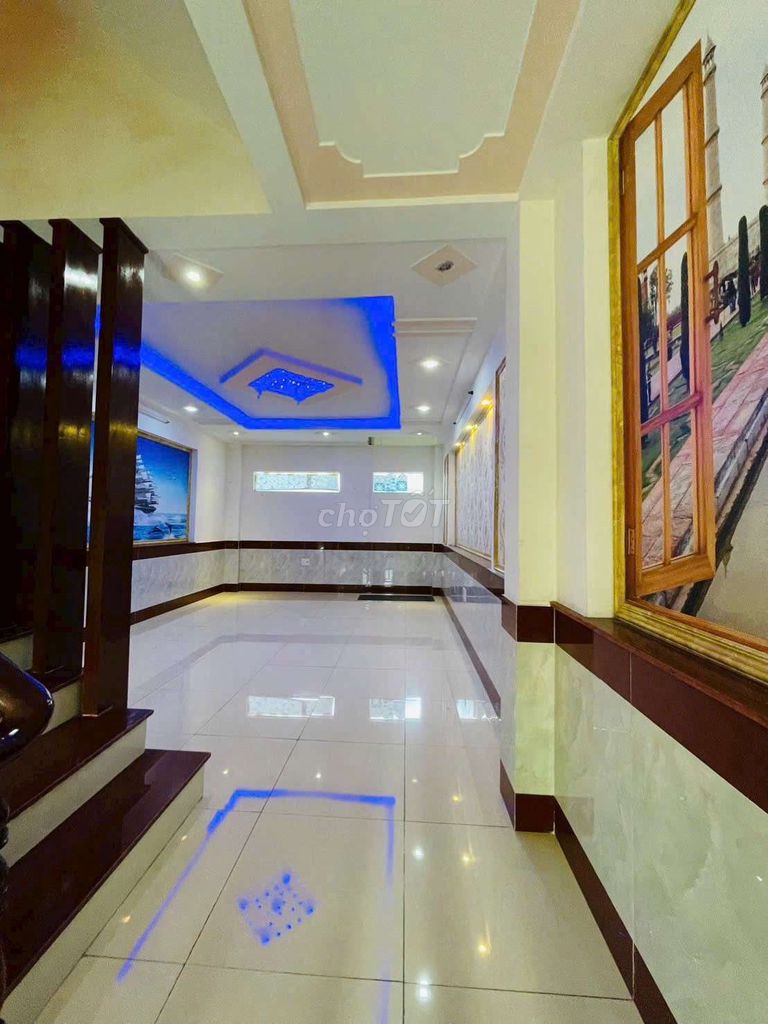 6 meters.5 bedroom 3 toilets. One-on-one.