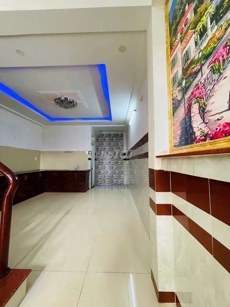 6 meters.5 bedroom 3 toilets. One-on-one.