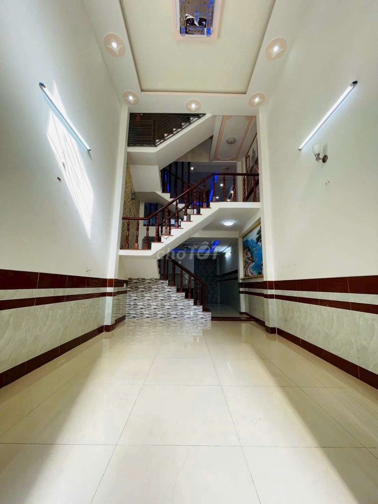 6 meters.5 bedroom 3 toilets. One-on-one.