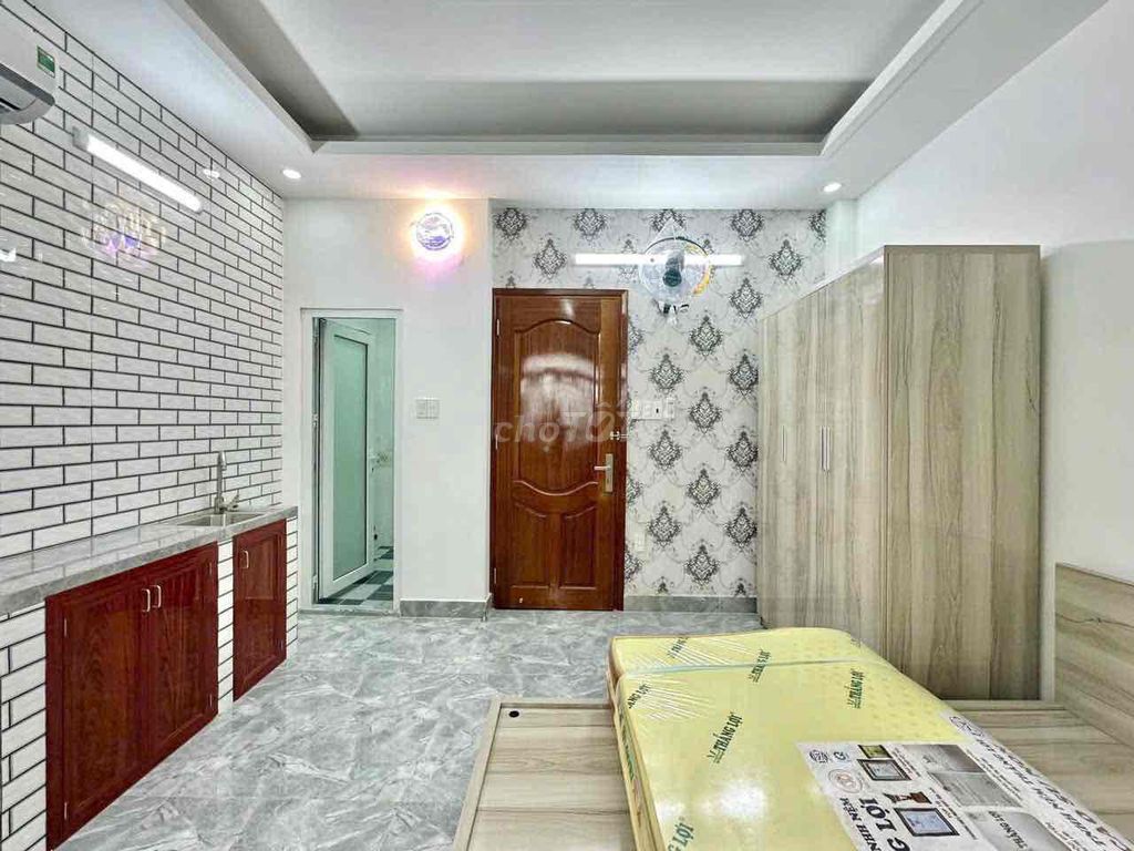 Rent the apartment. Nine bedrooms. Nine toilets.