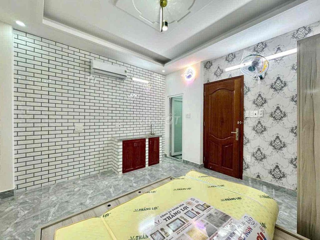 Rent the apartment. Nine bedrooms. Nine toilets.