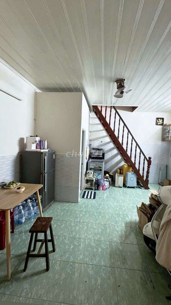 Rent the house with the interior, basically clean.