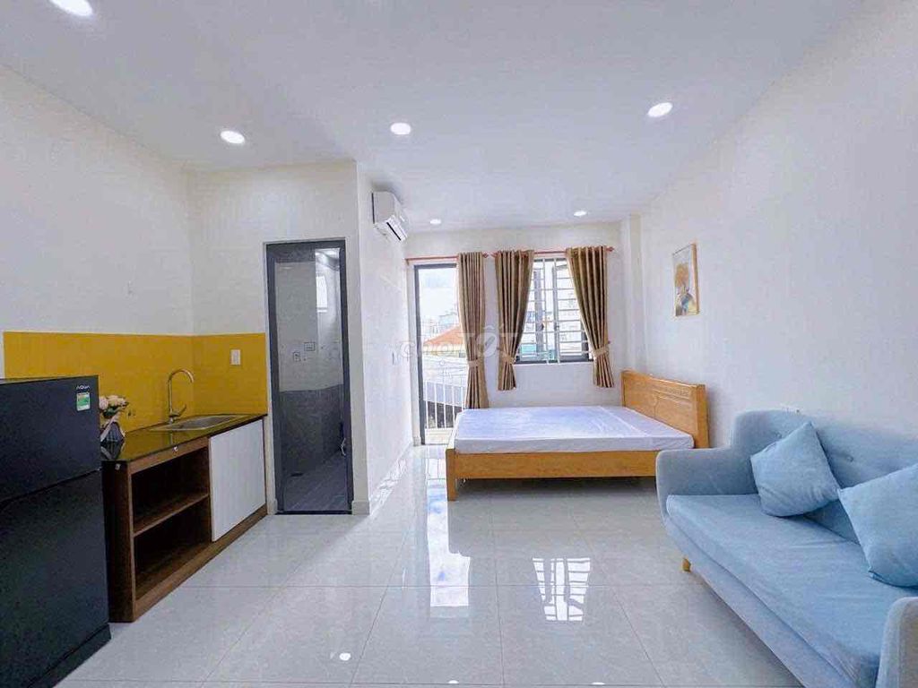 Bình Thạnh balcony apartment, bordering Futrez, District 1 .