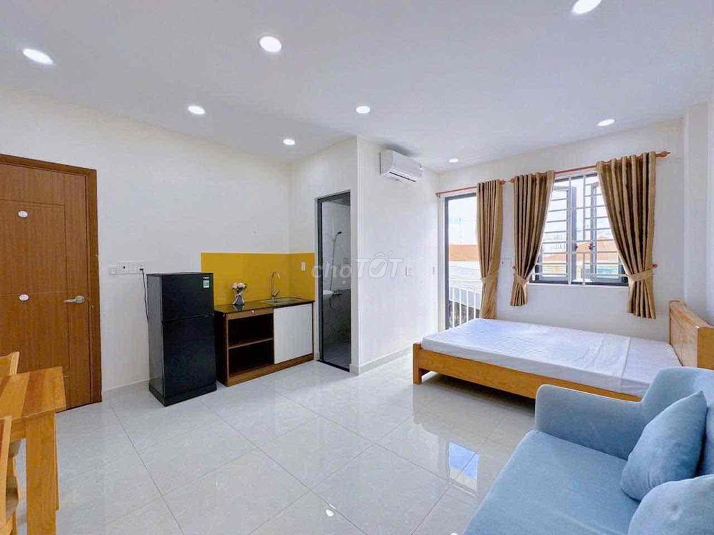 Bình Thạnh balcony apartment, bordering Futrez, District 1 .