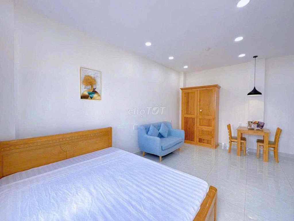 Bình Thạnh balcony apartment, bordering Futrez, District 1 .