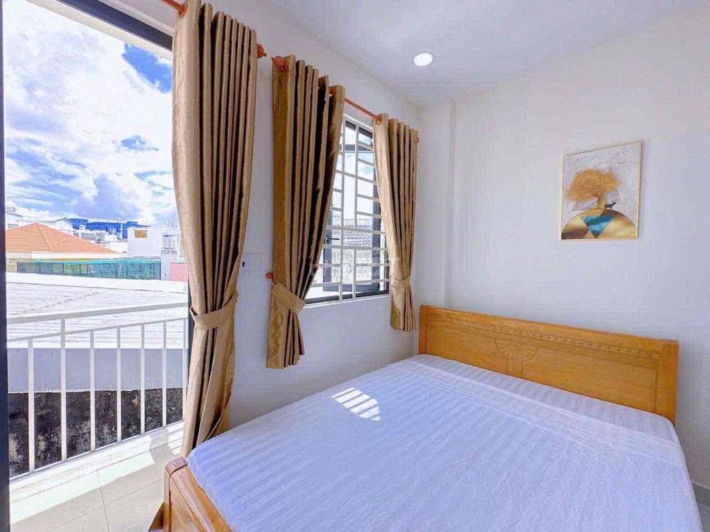 Bình Thạnh balcony apartment, bordering Futrez, District 1 .