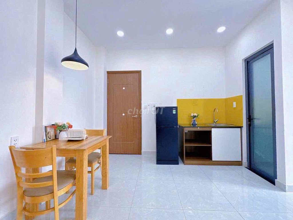 Bình Thạnh balcony apartment, bordering Futrez, District 1 .
