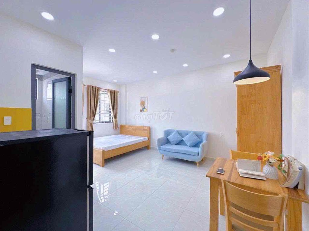 Bình Thạnh balcony apartment, bordering Futrez, District 1 .