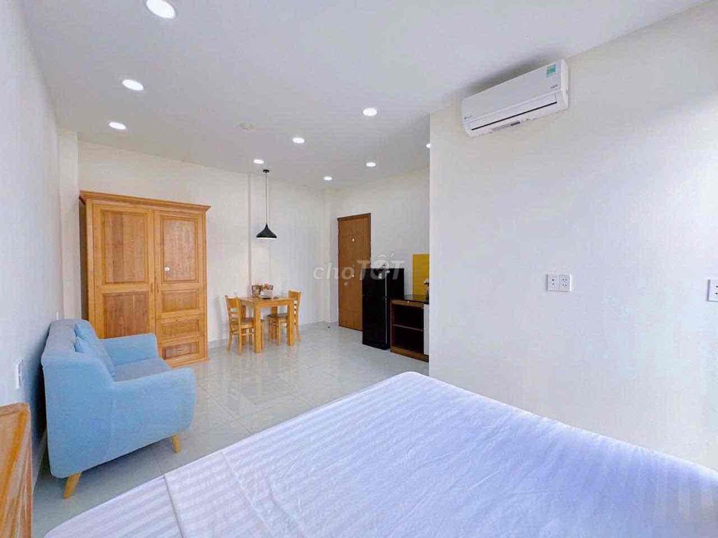 Bình Thạnh balcony apartment, bordering Futrez, District 1 .
