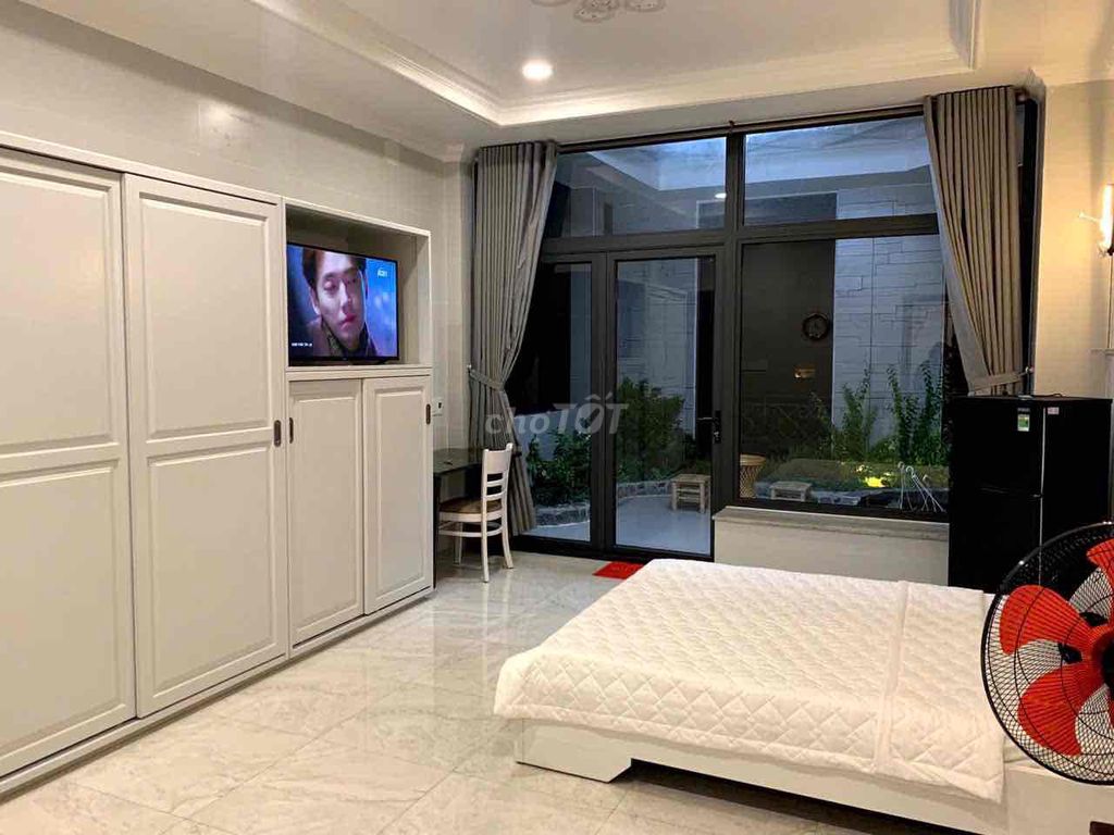Rent the apartment 50 meters, right at Phan Xích Long.