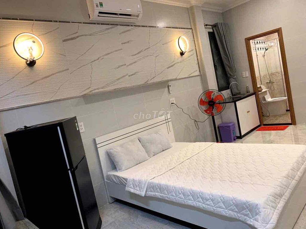 Rent the apartment 50 meters, right at Phan Xích Long.