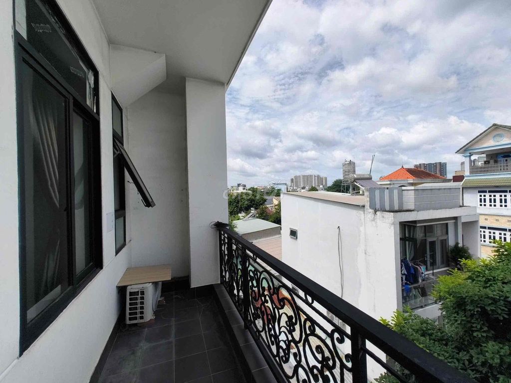 Rent the balcony room in the picture - right here at Lê Văn Thịnh Hospital
