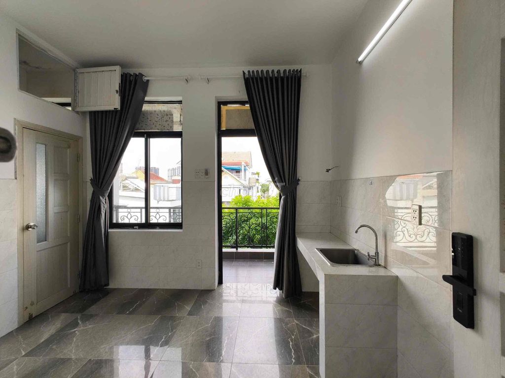 Rent the balcony room in the picture - right here at Lê Văn Thịnh Hospital