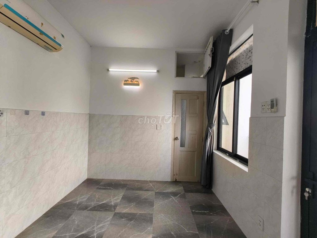 Rent the balcony room in the picture - right here at Lê Văn Thịnh Hospital