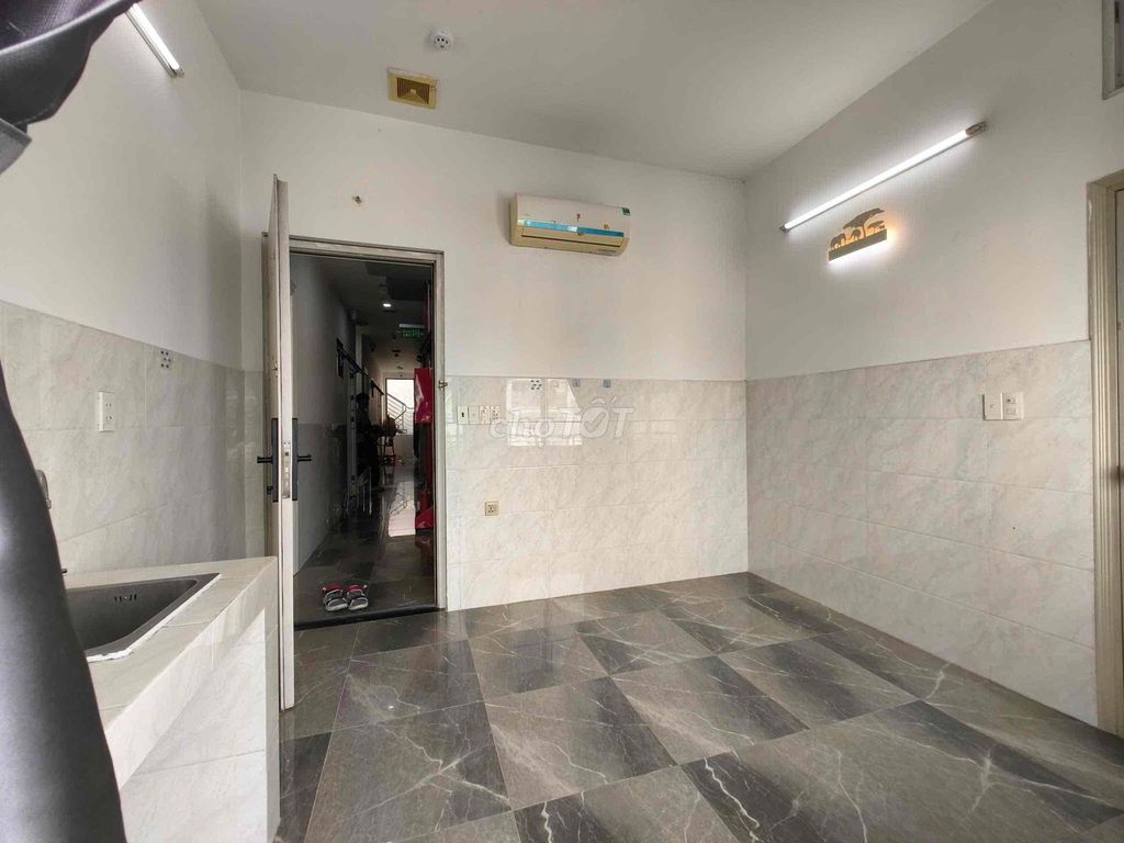 Rent the balcony room in the picture - right here at Lê Văn Thịnh Hospital