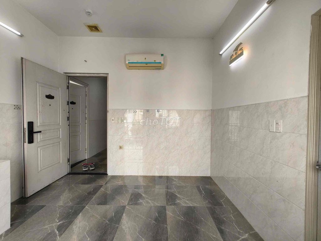 Rent the balcony room in the picture - right here at Lê Văn Thịnh Hospital