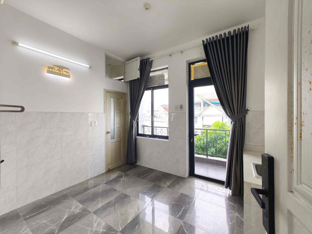 Rent the balcony room in the picture - right here at Lê Văn Thịnh Hospital
