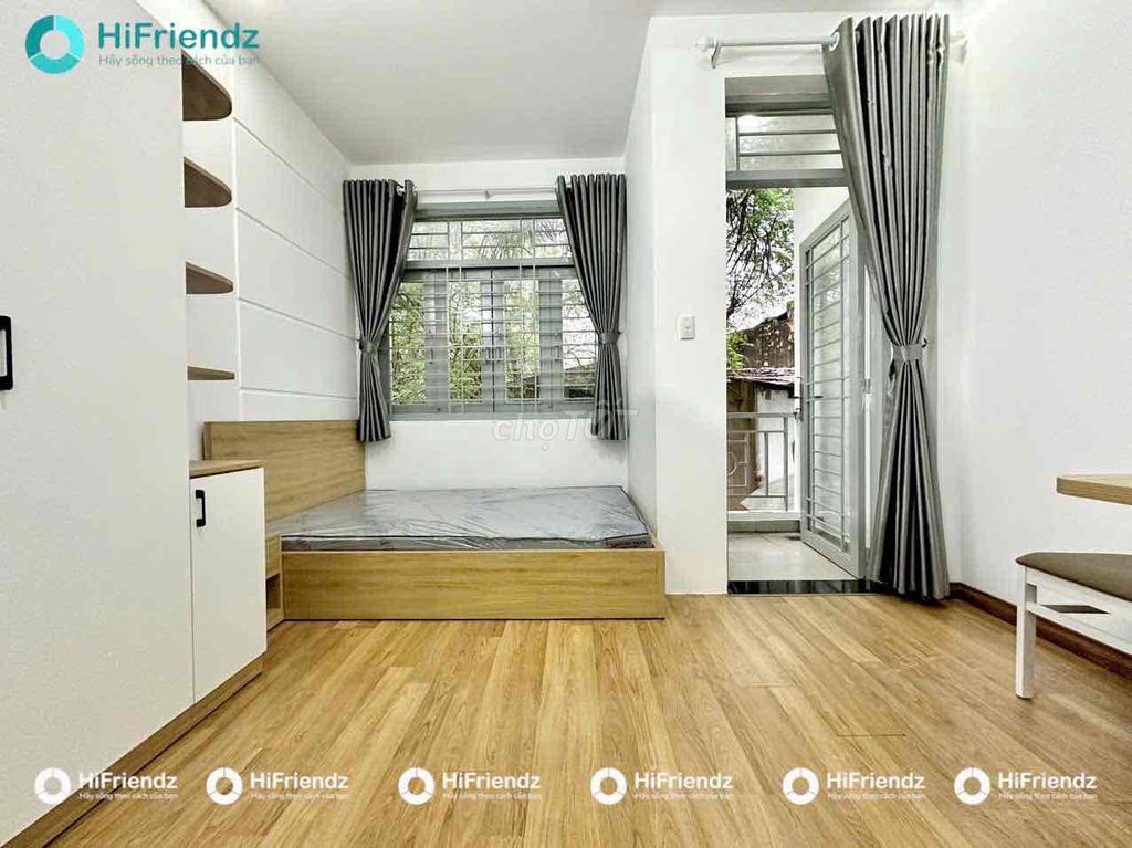 Rent the new Cộng Hoà etown balcony studio.