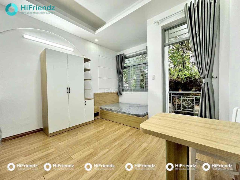 Rent the new Cộng Hoà etown balcony studio.