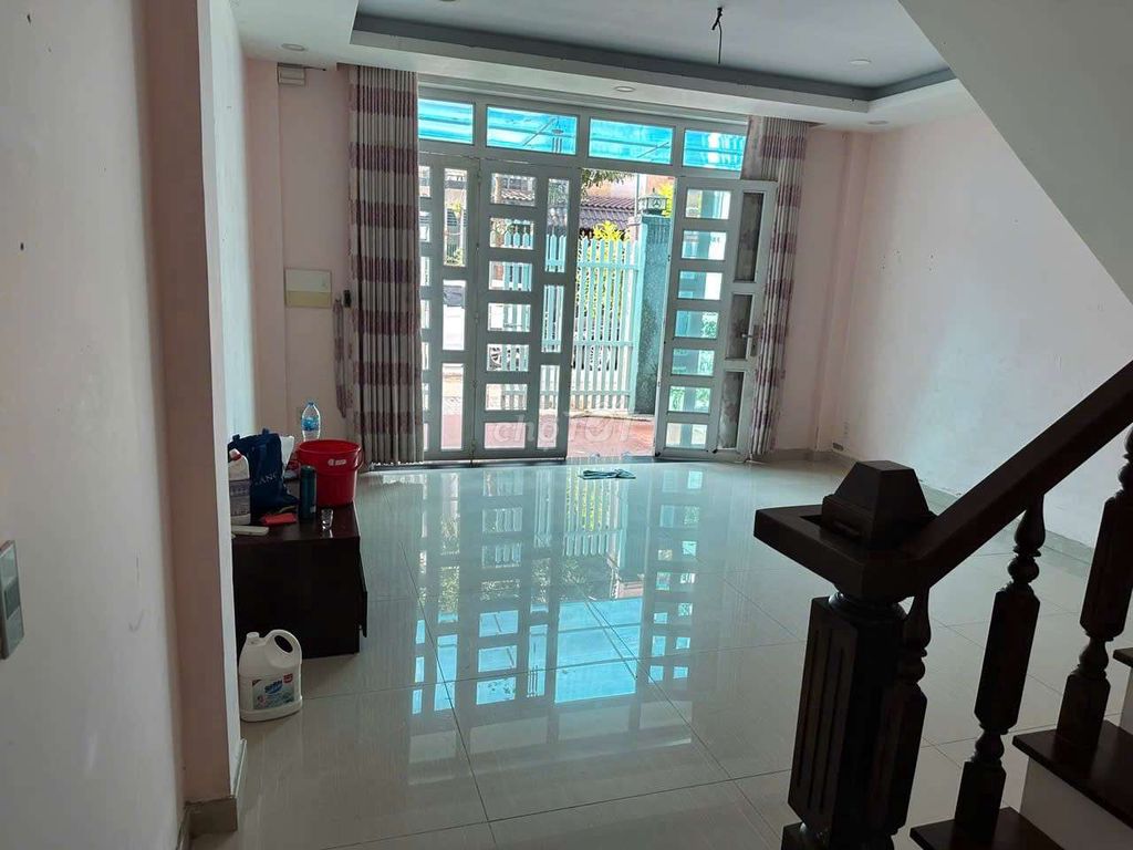 Near cv Gi Funky. Three bedrooms, three toilets. Full interior. Good security 12 million a month.