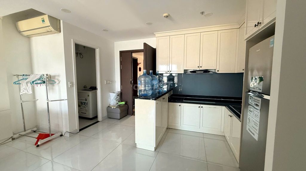 Rent Sunrise City a bedroom. A nice full interior toilet.