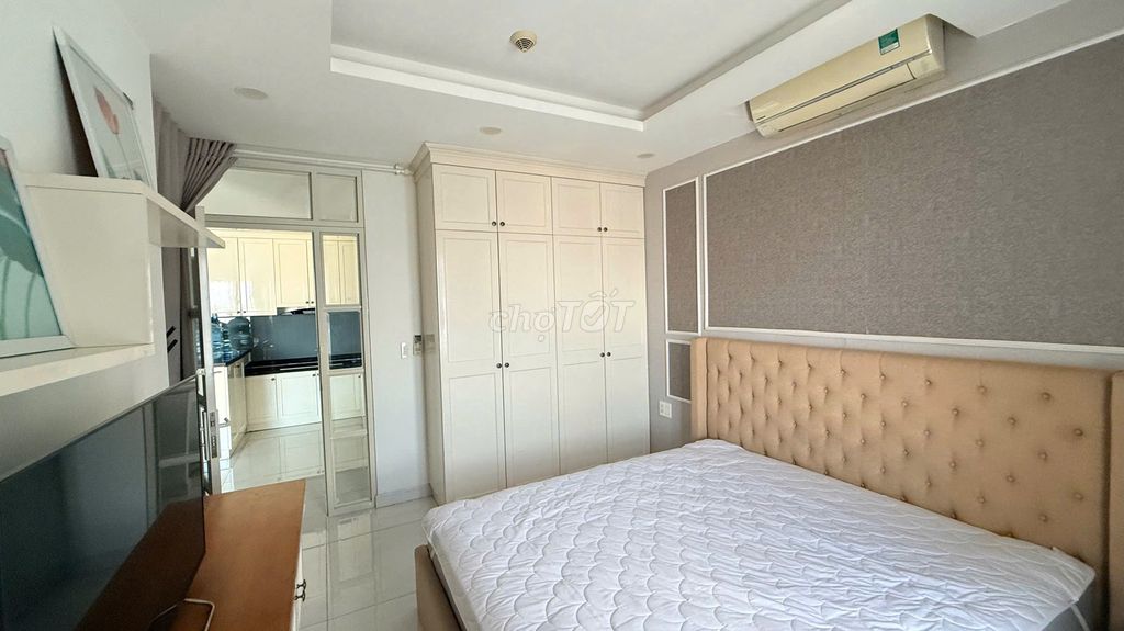 Rent Sunrise City a bedroom. A nice full interior toilet.