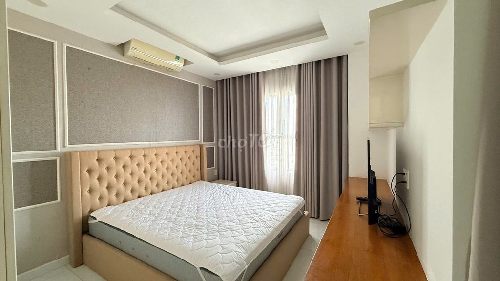 Rent Sunrise City a bedroom. A nice full interior toilet.