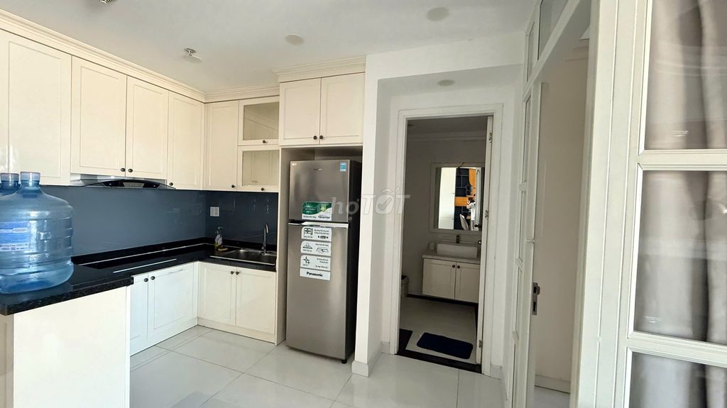 Rent Sunrise City a bedroom. A nice full interior toilet.