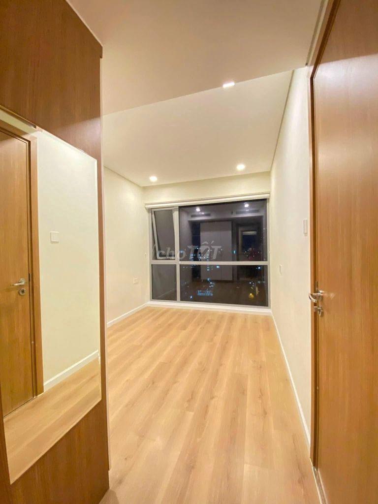 Rent the rivera park District 10-- 2 sleeping rooms 2 empty northeast corner bathrooms