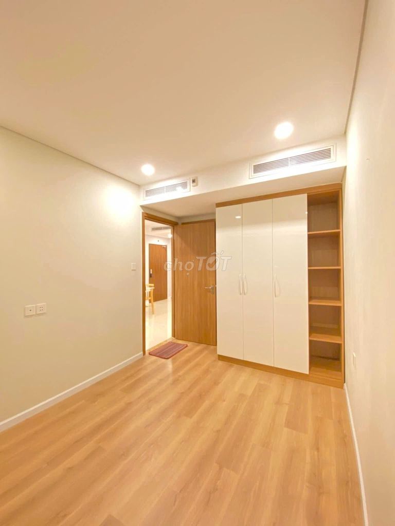 Rent the rivera park District 10-- 2 sleeping rooms 2 empty northeast corner bathrooms