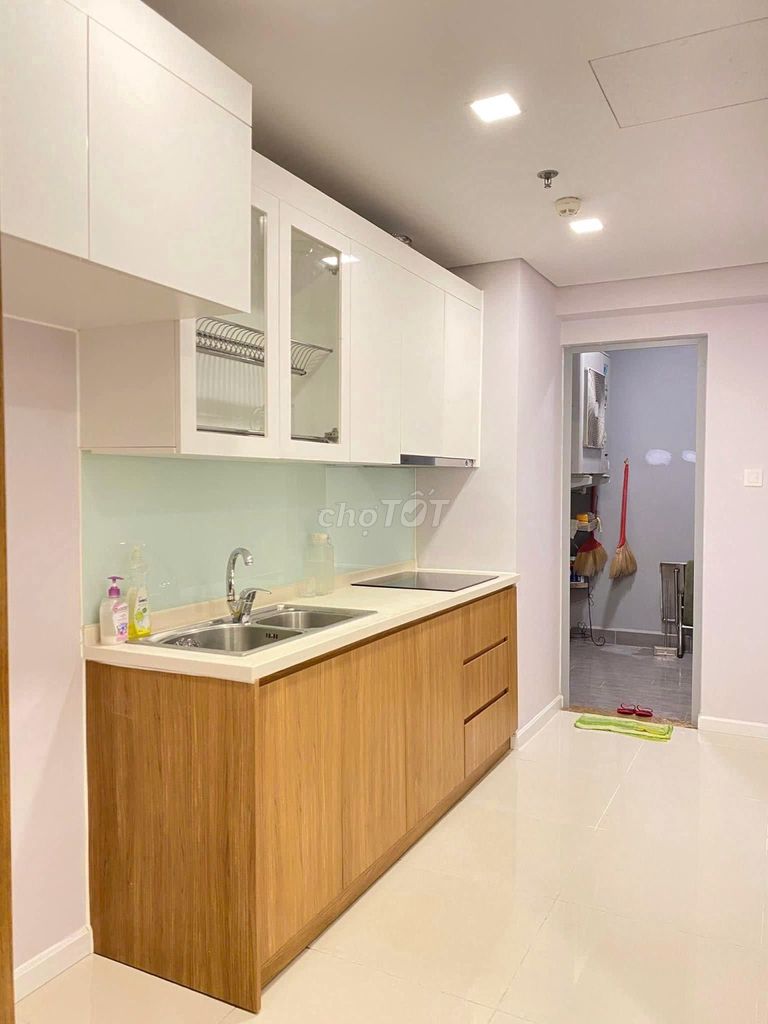 Rent the rivera park District 10-- 2 sleeping rooms 2 empty northeast corner bathrooms