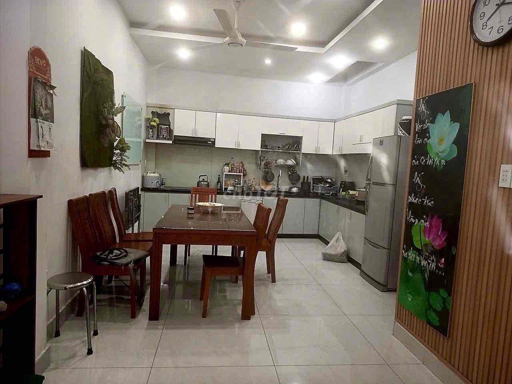 - Four bedrooms, five bathrooms.