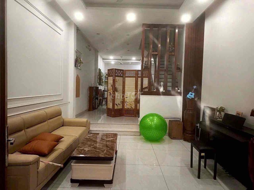 - Four bedrooms, five bathrooms.