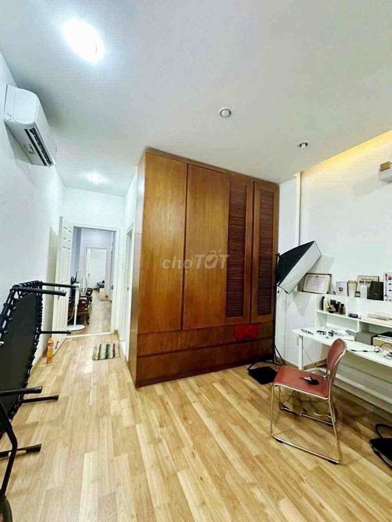 - Four bedrooms, five bathrooms.