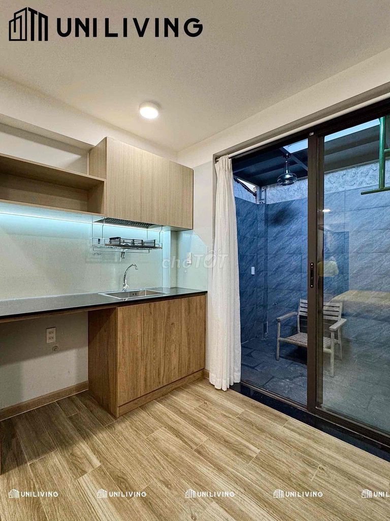 Opening the front place on the open balcony, bordering 1st county, green cargo.