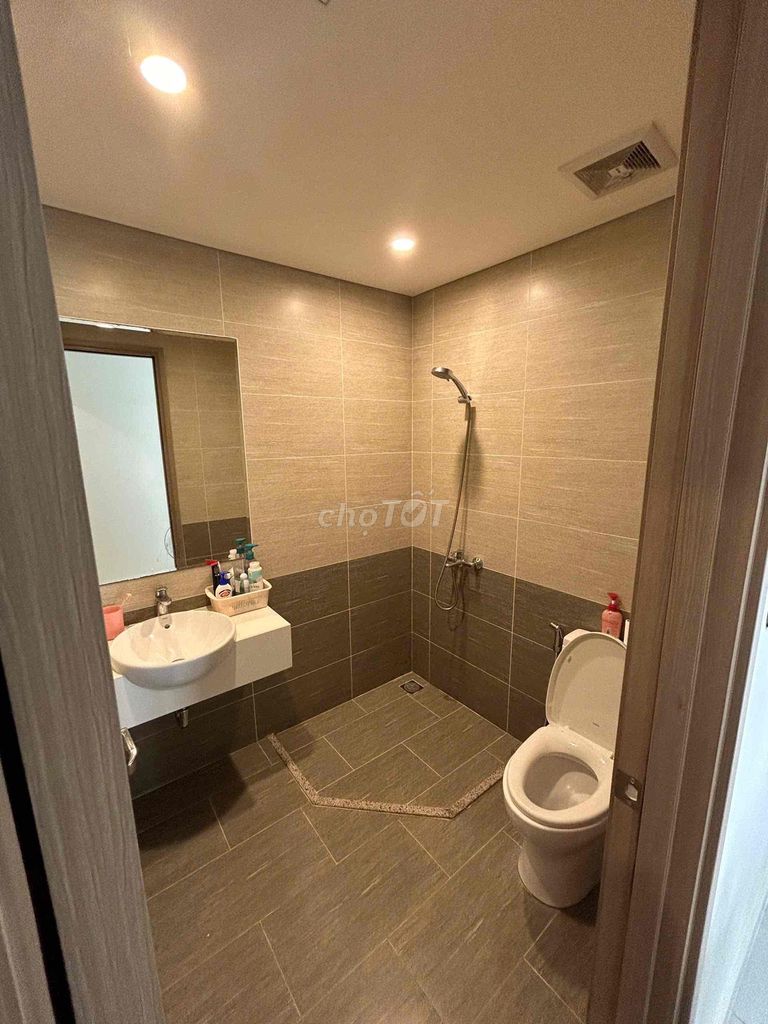 Rent a bedroom. A bathroom in two bedrooms in Vinhomes Grand Park.