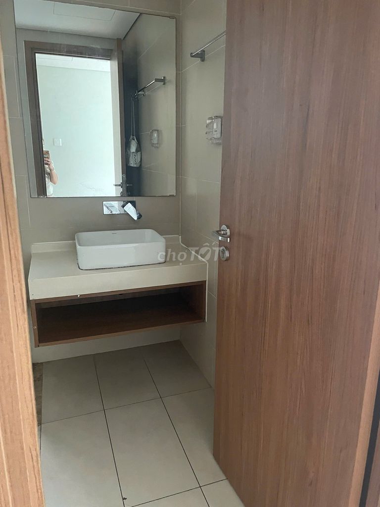 Rent the Rivera Park apartment, 10, 74 meters, 2 bedrooms, enough furniture, for 18 million.