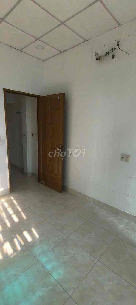 Rent a one-story apartment, living room, kitchen, two bedrooms, two toilets.
