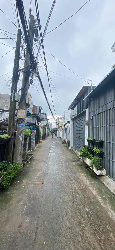 Rent the square root house 4 x 18, 3 floors, car park, 10 million a month, 2/ Short Lê Văn Khương.
