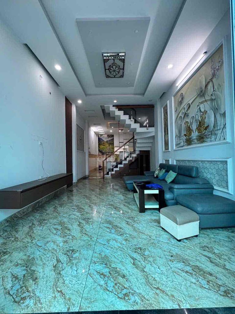 Rent the square root house 4 x 18, 3 floors, car park, 10 million a month, 2/ Short Lê Văn Khương.