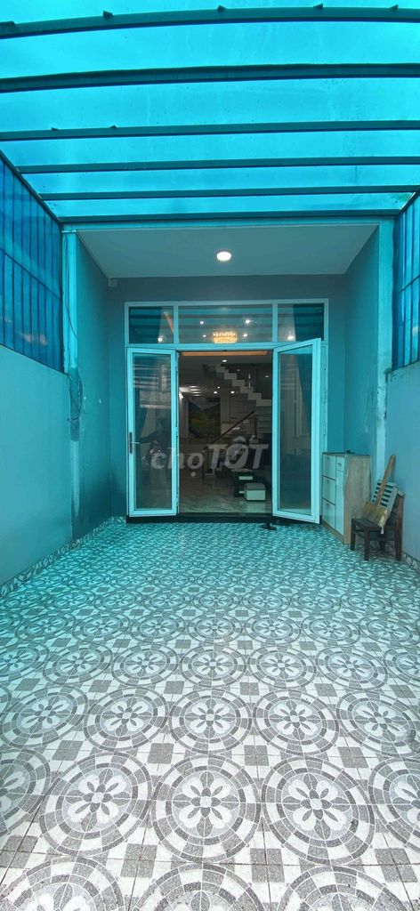Rent the square root house 4 x 18, 3 floors, car park, 10 million a month, 2/ Short Lê Văn Khương.