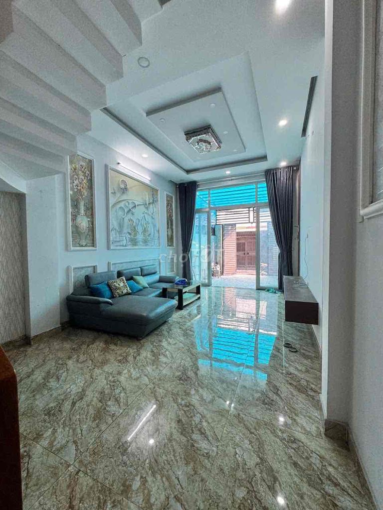 Rent the square root house 4 x 18, 3 floors, car park, 10 million a month, 2/ Short Lê Văn Khương.