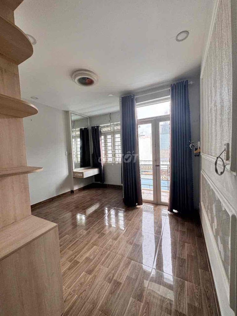 Rent the square root house 4 x 18, 3 floors, car park, 10 million a month, 2/ Short Lê Văn Khương.