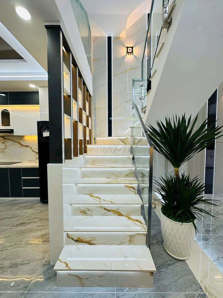 Rent a new Nguyễn Ảnh Thủ-Line-Plainsible.