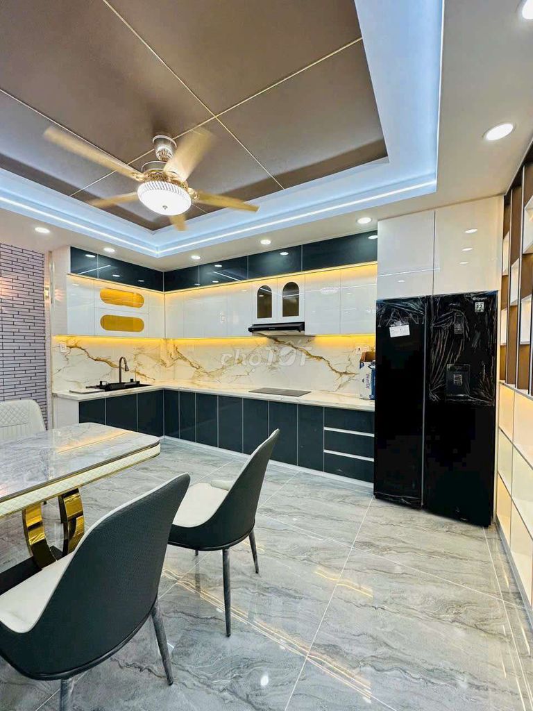 Rent a new Nguyễn Ảnh Thủ-Line-Plainsible.