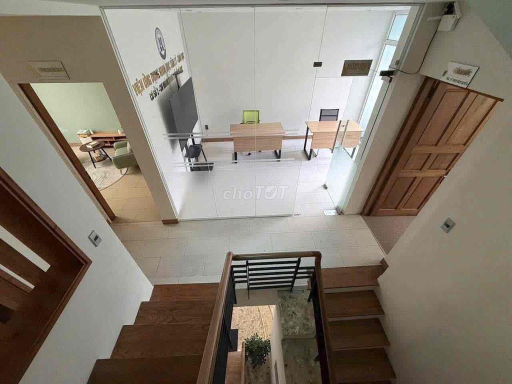 It's the best place for a villa near a 4-room park.
