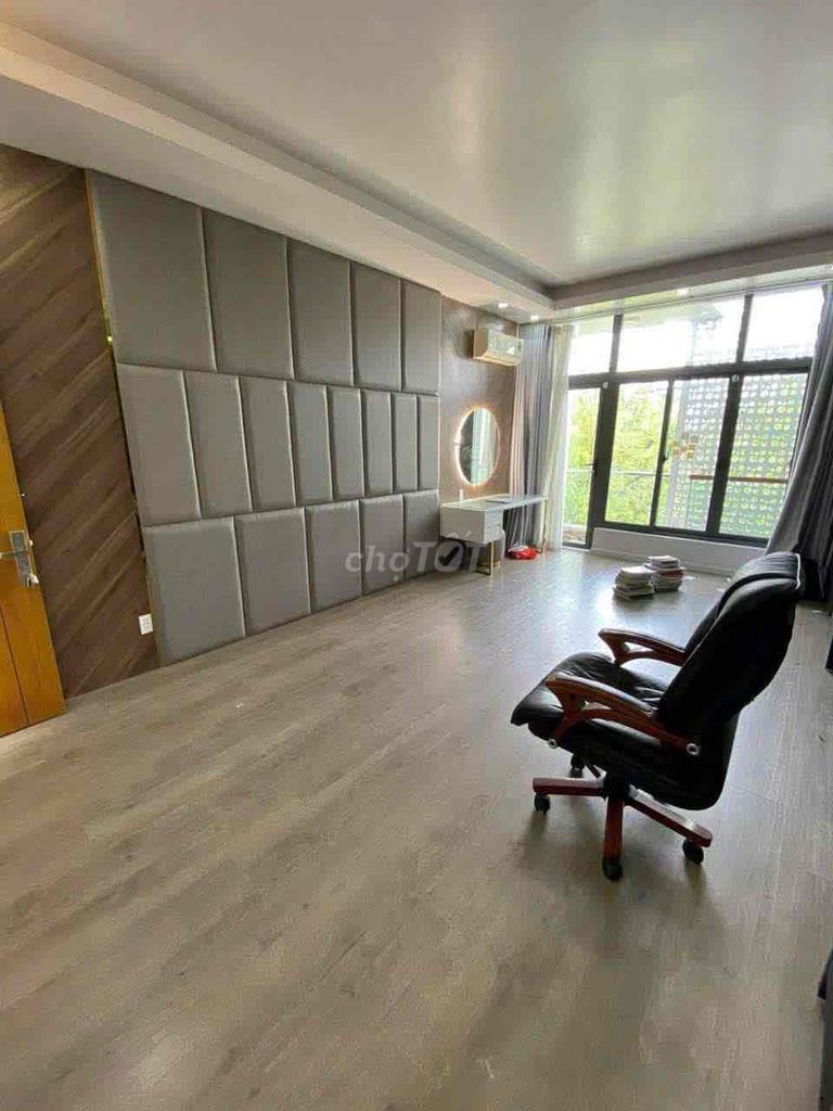 It's the best place for a villa near a 4-room park.