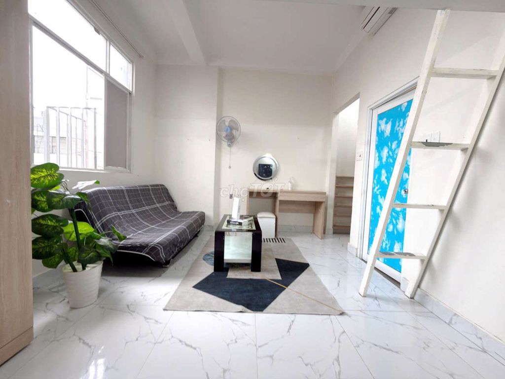 The owner has just left the students' room near the University of Depositsives.