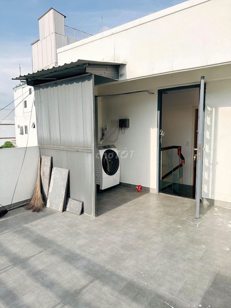 Rent an 8 M alley across from the 4x 12th Street.